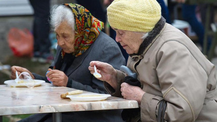 Înțelepciunea rusească în acțiune Mai multe regiuni din Rusia au tăiat milioane de ruble din fondurile pentru copii bolnavi și pensionari ca să dea mai mulți bani militarilor