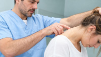Te doare des gâtul fără să știi de ce. Cauzele cervicalgiei și semnele care nu trebuie ignorate