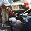 Noi detalii despre Cerșetorul cu Lexus Face naveta de la Huși la Iași are casă și patru mașini și nu acceptă mâncare sau băutură ci doar cash