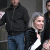 Călin Georgescu adus cu duba la DIICOT pentru percheziția informatică. Cristela Georgescu a venit și ea cu o carte de rugăciuni la piept și nelipsitul bodyguard