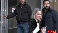 Călin Georgescu adus cu duba la DIICOT pentru percheziția informatică. Cristela Georgescu a venit și ea cu o carte de rugăciuni la piept și nelipsitul bodyguard