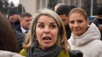 Cristela Georgescu declarații pe treptele DIICOT Suntem o familie obișnuită și am fost supuși unor intervenții brutale