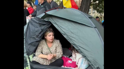 Femeia cu cortul este Sidonia Duduianu membră a clanului Duduienilor. Georgescu ar putea fi mutat de la Arestul Central din cauza comportamentului suveraniștilor - VIDEO