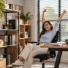 Stai multe ore la birou Exercițiile simple care îți pot schimba rutina zilnică