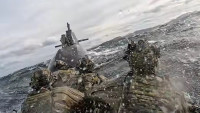 Comandourile de elită britanice se antrenează pe submarine de atac uriașe. Cel mai mare exercițiu al Forței de Comando din Marea Britanie din ultimii 15 ani