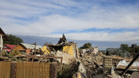 O explozie a distrus complet trei case iar o persoană a suferit arsuri pe 55 din corp. De vină ar fi fost o butelie de gaz