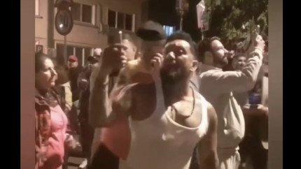 O nouă noapte cu strigături la Arestul Central Uitați oameni buni locatarii aruncă în noi cu ouă s-a ajuns la ceva groaznic - VIDEO