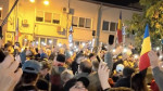 Peste 1.000 de oameni în fața Arestului Central au copiat sloganurile  Rezist și au aprins telefoanele. Proteste AUR și în țară 8211 VIDEO