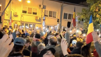 Peste 1.000 de oameni în fața Arestului Central au copiat sloganurile  Rezist și au aprins telefoanele. Proteste AUR și în țară 8211 VIDEO