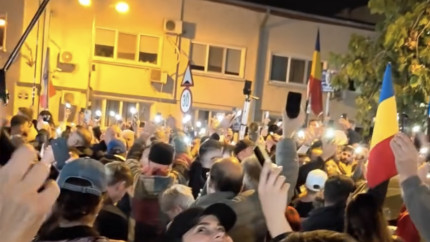 Peste 1.000 de oameni în fața Arestului Central au copiat sloganurile  Rezist și au aprins telefoanele. Proteste AUR și în țară - VIDEO