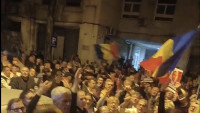 Exasperați de urlete locatarii de lângă Arestul Central au aruncat cu ouă de la balcoane. Susținătorii lui Georgescu i-au catalogat drept trădători 8211 VIDEO