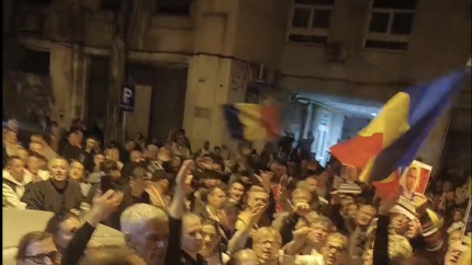Exasperați de urlete locatarii de lângă Arestul Central au aruncat cu ouă de la balcoane. Susținătorii lui Georgescu i-au catalogat drept trădători - VIDEO