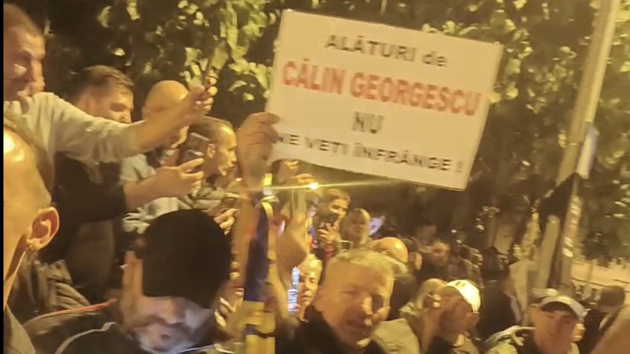 50 de amenzi pentru revoluționarii de noapte ai lui Georgescu. Stegarul dac arestat pentru 30 de zile după ce a lovit un jandarm