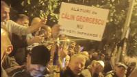 50 de amenzi pentru revoluționarii de noapte ai lui Georgescu. Stegarul dac arestat pentru 30 de zile după ce a lovit un jandarm