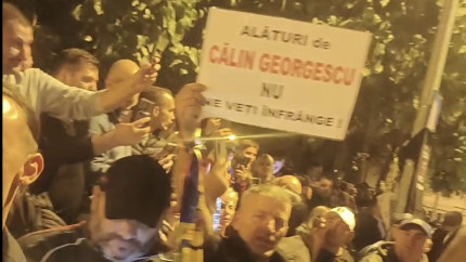 50 de amenzi pentru revoluționarii de noapte ai lui Georgescu. Stegarul dac arestat pentru 30 de zile după ce a lovit un jandarm