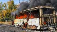 Tragedie în estul Ucrainei. Două autobuze pline cu pasageri lovite într-un atac rusesc