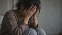 Semne ascunse că neglijarea emoțională din copilărie încă îți influențează viața