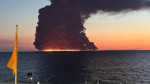 Pericol de poluare masivă în Marea Neagră după incendierea unui petrolier rusesc. Kremlinul neagă scurgerile de petrol dar a închis plajele din Soci