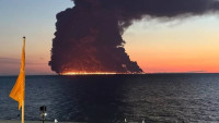 Pericol de poluare masivă în Marea Neagră după incendierea unui petrolier rusesc. Kremlinul neagă scurgerile de petrol dar a închis plajele din Soci