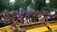 Haos la New Delhi Mii de protestatari reținuți și stații de metrou închise pentru a stopa manifestațiile de protest ale Mișcării Gândacilor  VIDEO