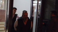 Dacul lui Georgescu scos încătușat din secția de poliție și dus la Arestul Central după agresarea a doi cameramani 8211 VIDEO