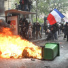 O femeie a fost atacată cu un aruncător de flăcări improvizat la Marsilia în timp ce încerca să-i împiedice pe manifestanții furioși să vandalizeze o stație de autobuz  VIDEO