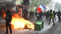 O femeie a fost atacată cu un aruncător de flăcări improvizat la Marsilia în timp ce încerca să-i împiedice pe manifestanții furioși să vandalizeze o stație de autobuz  VIDEO