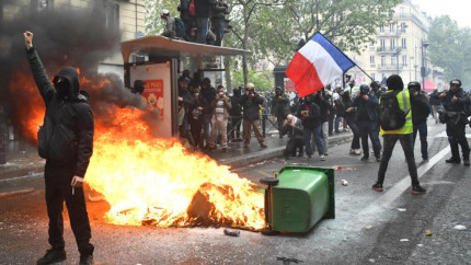 O femeie a fost atacată cu un aruncător de flăcări improvizat la Marsilia în timp ce încerca să-i împiedice pe manifestanții furioși să vandalizeze o stație de autobuz  VIDEO