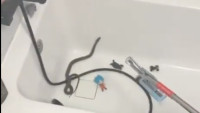 Șoc pentru o mamă din Medgidia a găsit un șarpe în cadă în timp ce se pregătea să îi facă baie copilului 8211 VIDEO