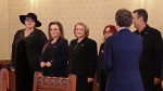 Regina la Cotroceni cum și-a făcut apariția Șoșoacă la Cotroceni. Cu o oră mai devreme l-a jignit pe președinte 8211 VIDEO