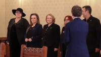 Regina la Cotroceni cum și-a făcut apariția Șoșoacă la Cotroceni. Cu o oră mai devreme l-a jignit pe președinte 8211 VIDEO