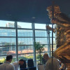 Ciuma portocalie Donald Trump reprezentat nud într-o statuie poleită cu aur și expusă în sediul Parlamentului European