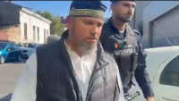 Săltat de jandarmi dacul lui Georgescu își cere iertare pentru agresarea jurnaliștilor în fața DIICOT 8211 VIDEO