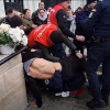 Scandal la pelerinajul Sfintei Parascheva. Doi bărbați imobilizați de jandarmi în fața Mitropoliei din Iași