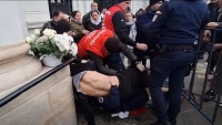 Scandal la pelerinajul Sfintei Parascheva. Doi bărbați imobilizați de jandarmi în fața Mitropoliei din Iași